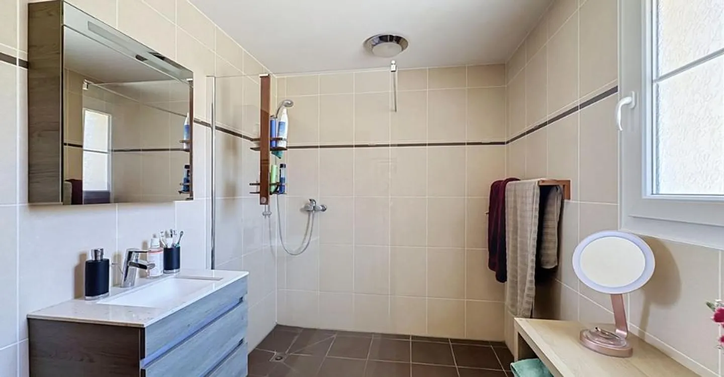 Geräumiges Familienhaus, großer grüner Garten und Garagen für 4 Autos + 2 Parkplätze - Foto 10 von 12