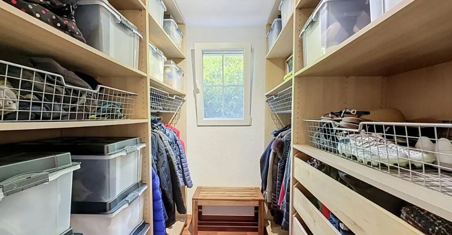 Geräumiges Familienhaus, großer grüner Garten und Garagen für 4 Autos + 2 Parkplätze - Foto 11 von 12