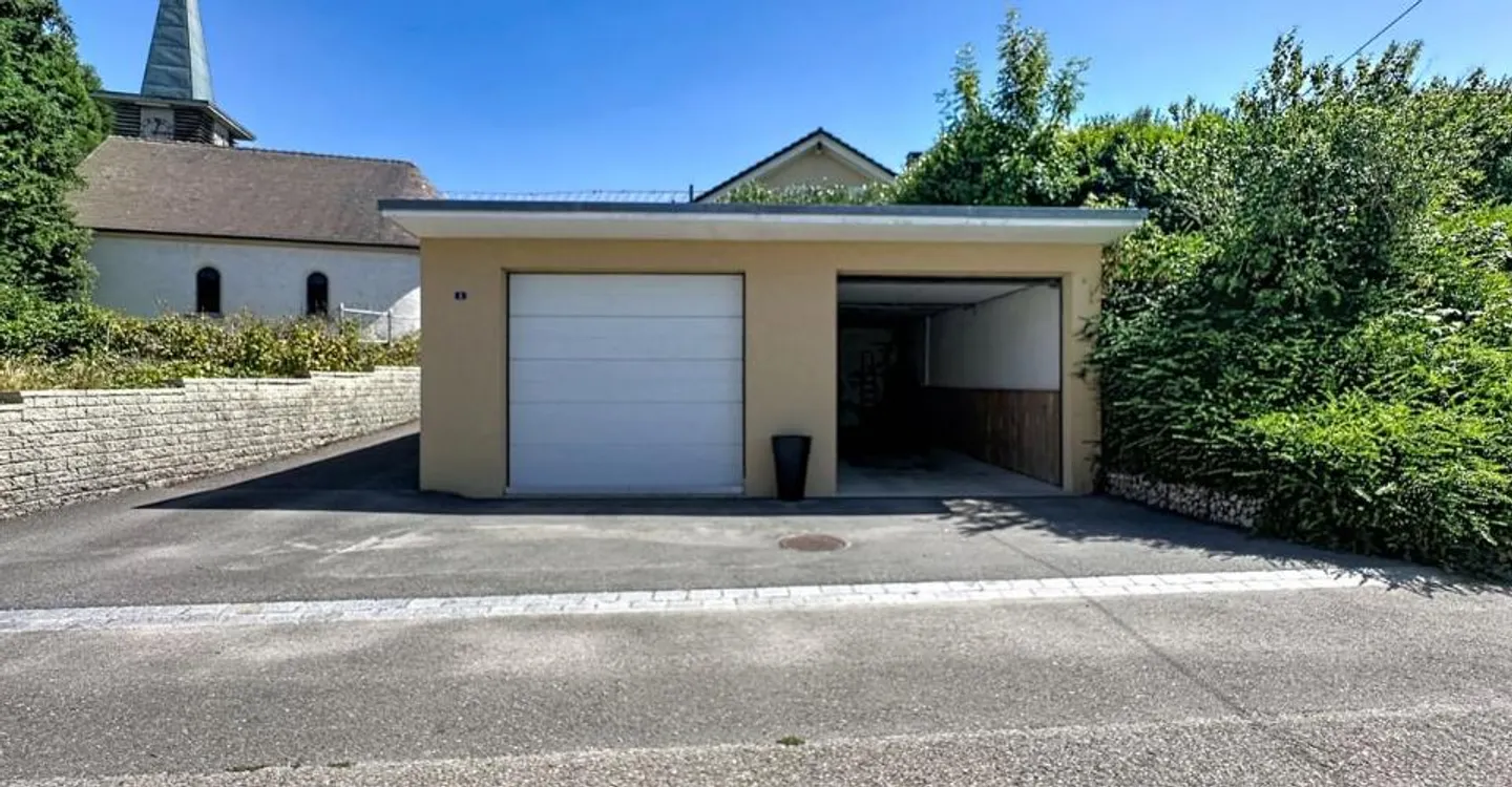 Geräumiges Familienhaus, großer grüner Garten und Garagen für 4 Autos + 2 Parkplätze - Foto 12 von 12