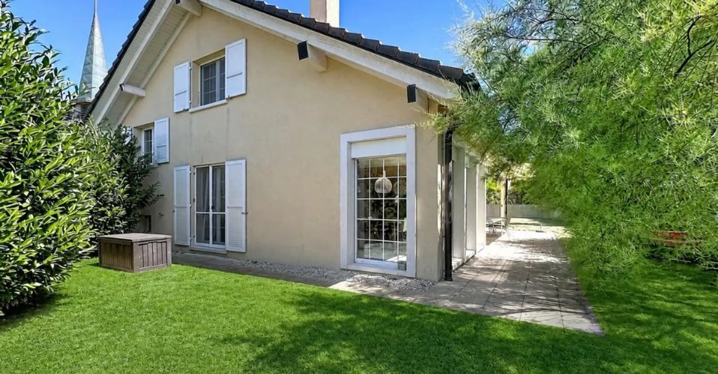 Geräumiges Familienhaus, großer grüner Garten und Garagen für 4 Autos + 2 Parkplätze - Foto 2 von 12