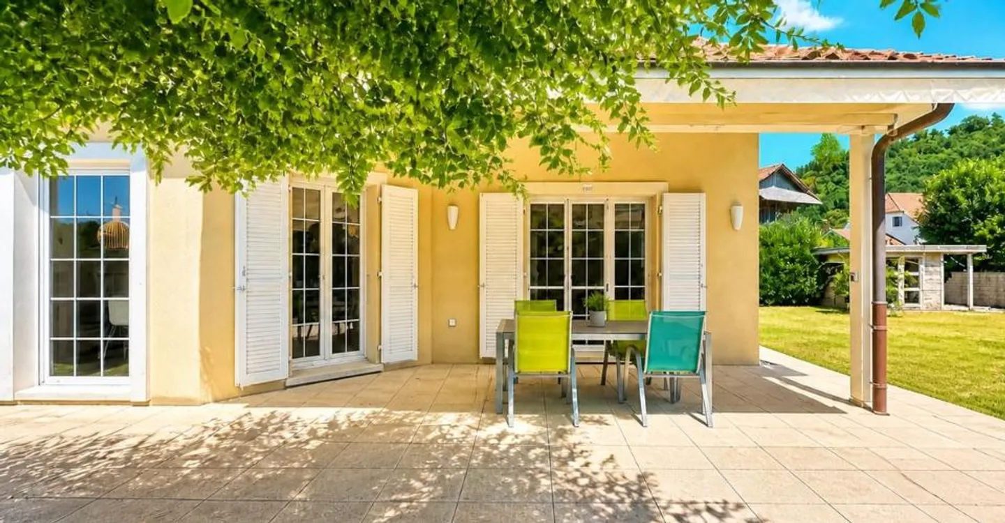Geräumiges Familienhaus, großer grüner Garten und Garagen für 4 Autos + 2 Parkplätze - Foto 3 von 12