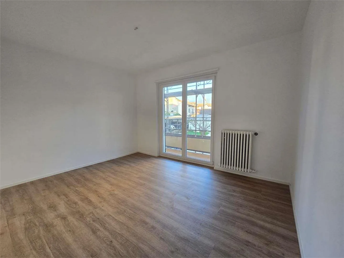 Chiasso (Via Mola 3/5) - Bright 3.5 Rooms Renovated with Possibility - Photo 4 of 13