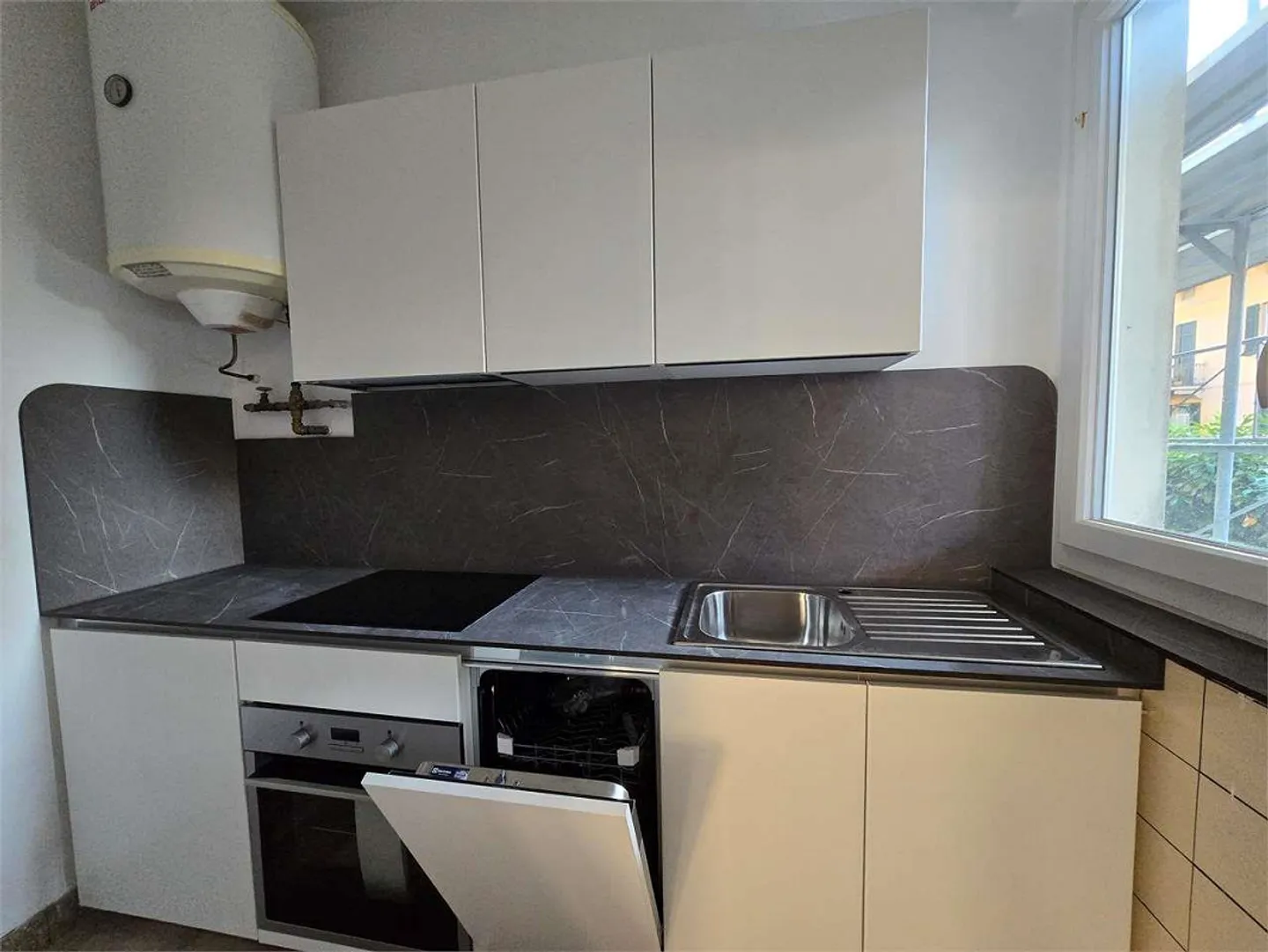 Chiasso (Via Mola 3/5) - Bright 3.5 Rooms Renovated with Possibility - Photo 9 of 13