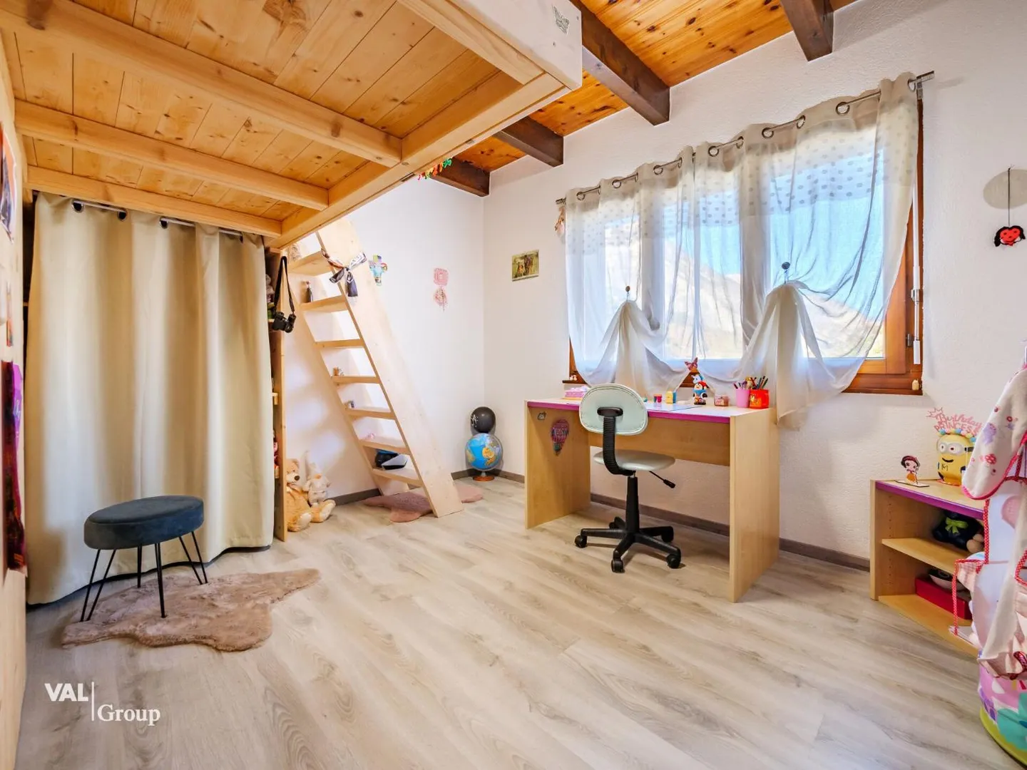 Wunderschöne Villa mit Garten, die eine ideale Konfiguration für zwei Einheiten bietet - Foto 8 von 13