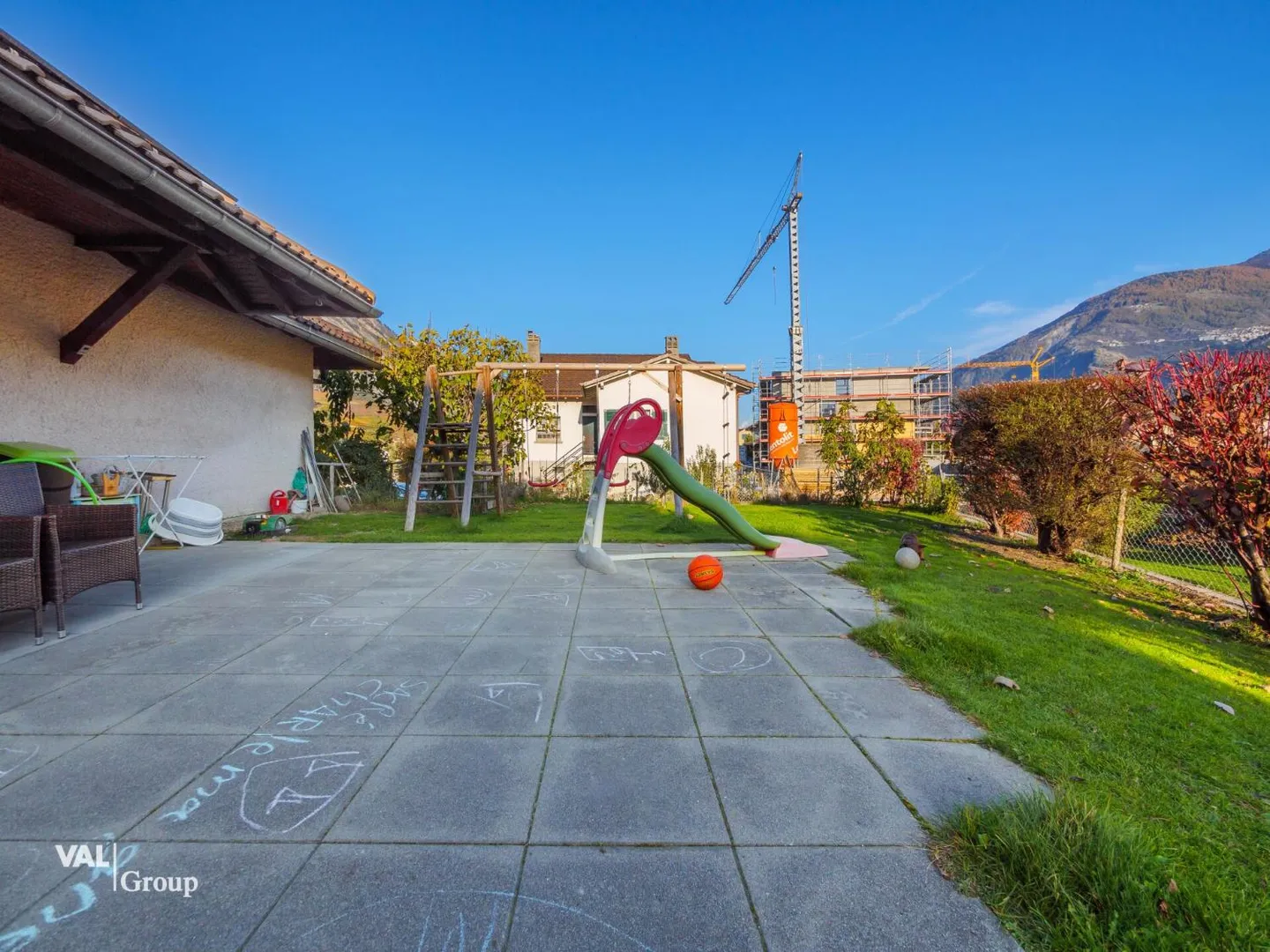 Wunderschöne Villa mit Garten, die eine ideale Konfiguration für zwei Einheiten bietet - Foto 6 von 13