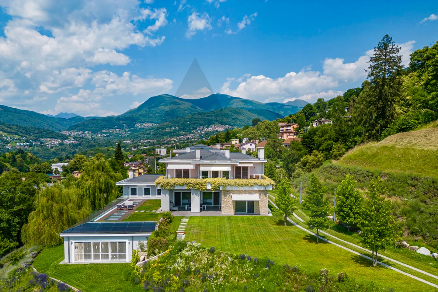 Villa de Luxe avec Vue sur le Lac - Photo 1 sur 13