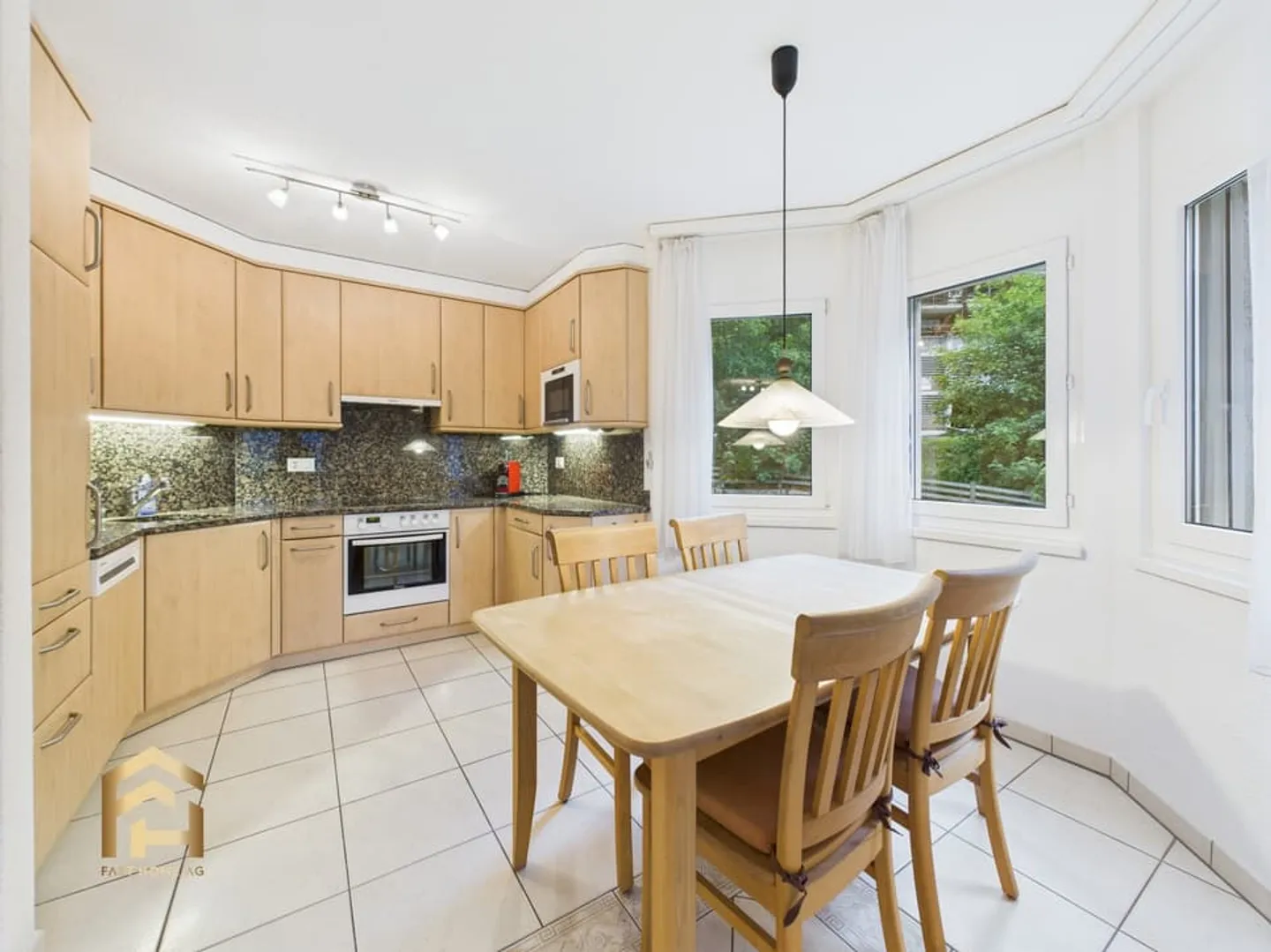 Appartamento elegante 3.5 con balcone e camino in posizione soleggiata a Leukerbad - Foto 1 di 13