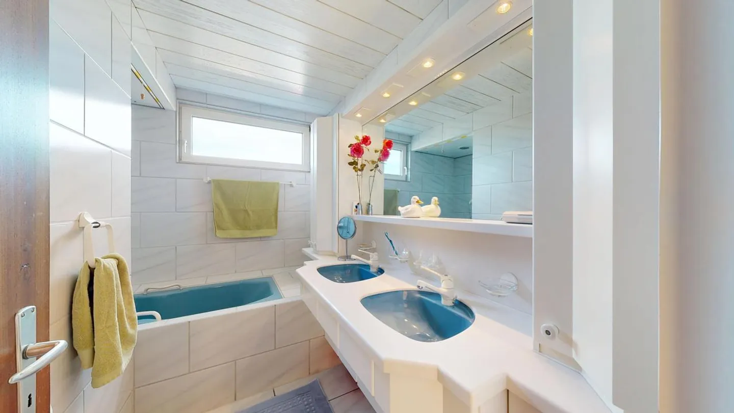 Bungalow confortable de 4,5 pièces avec jardin d'hiver et double garage - Photo 13 sur 17