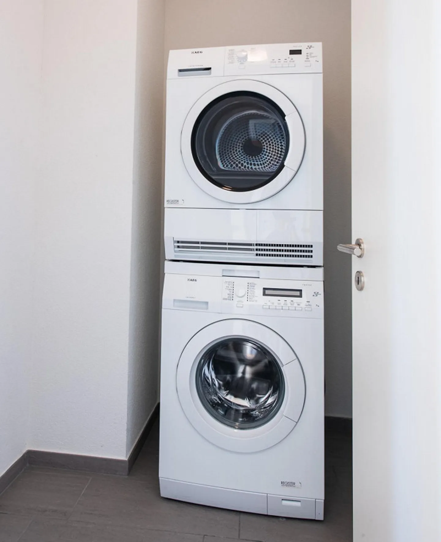 Modern 4.5-room penthouse apartment with large roof terrace - Photo 8 of 11