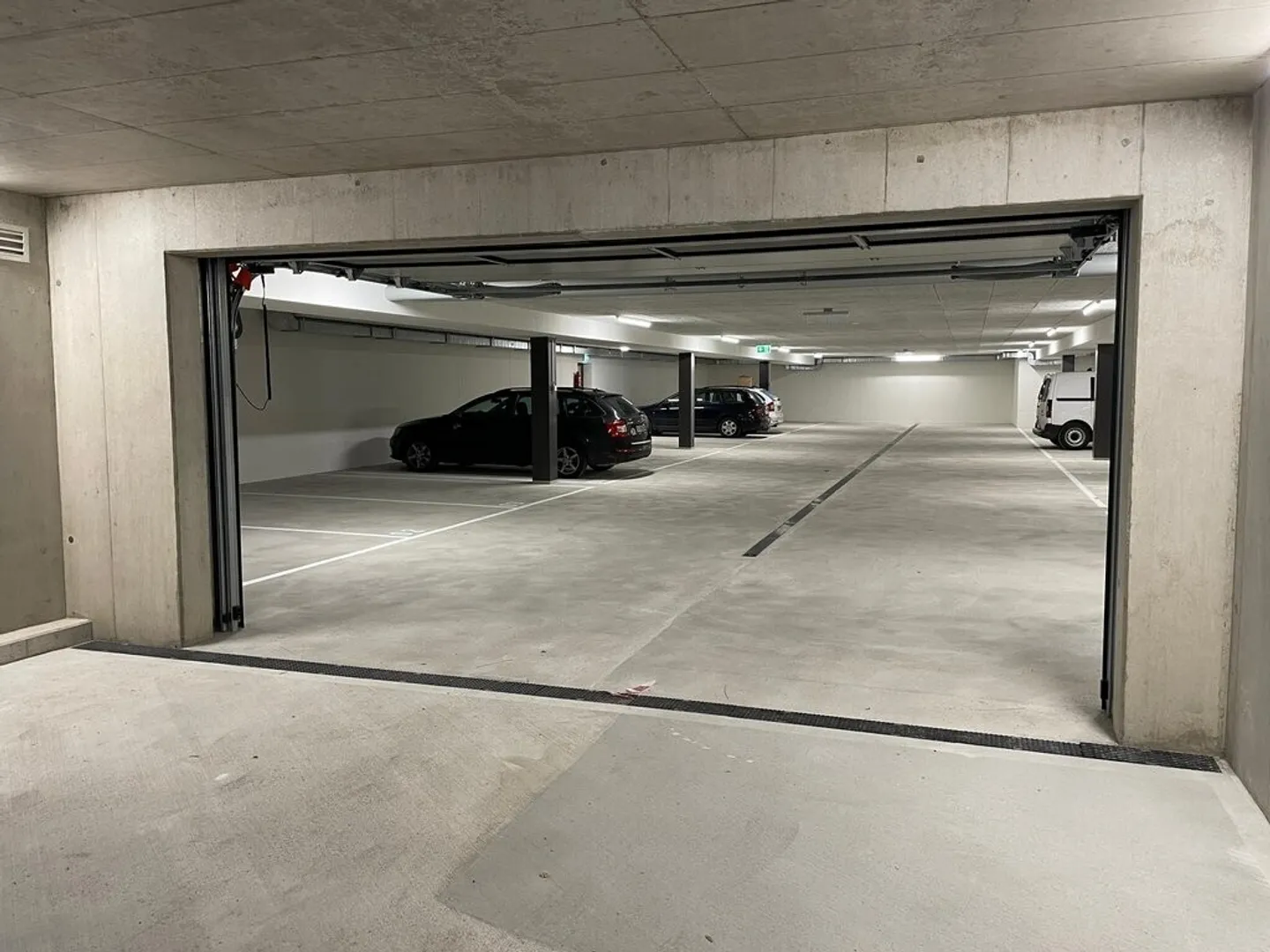 Car parking space for rent in district 6! - Photo 1 of 4