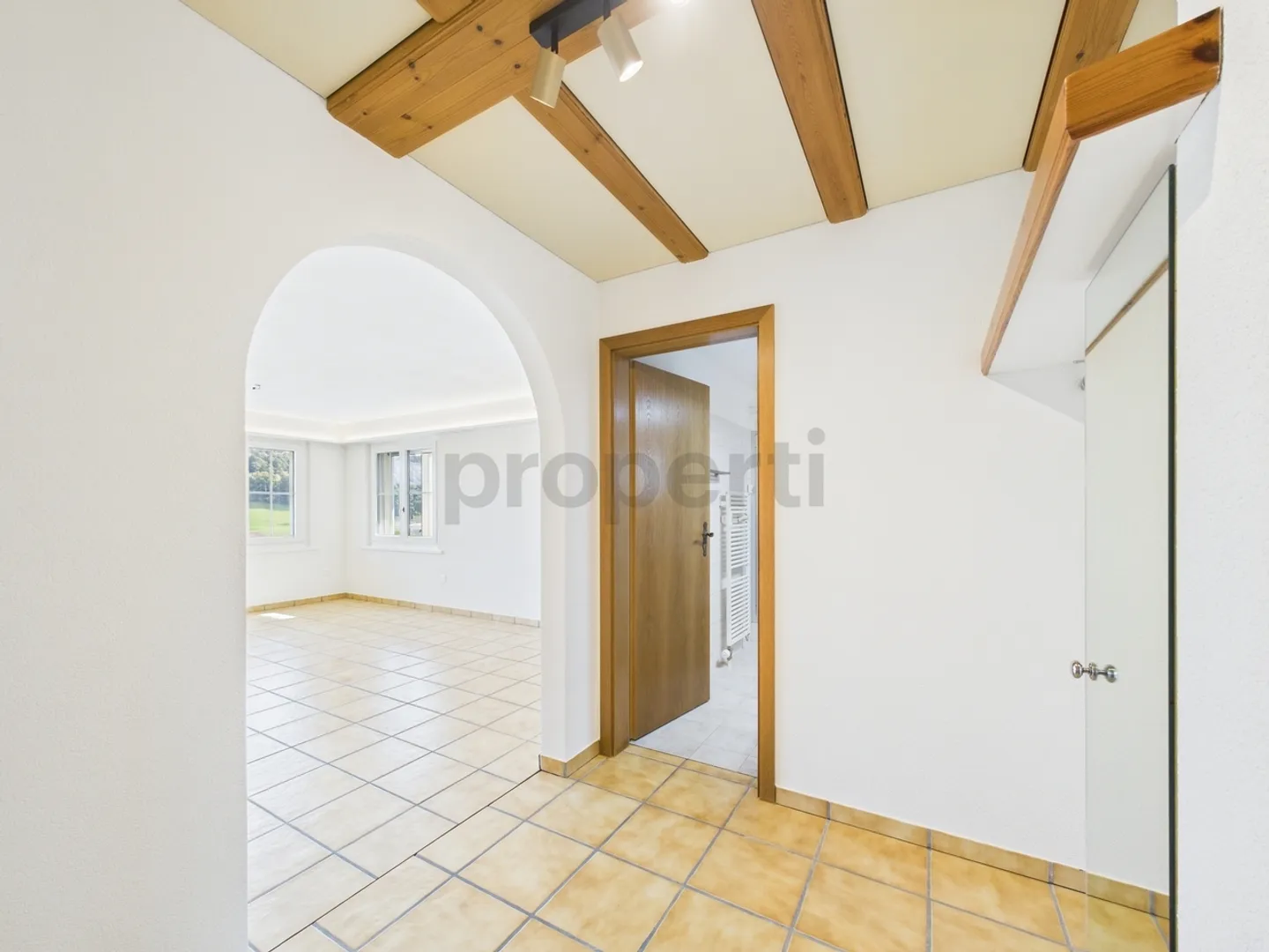 Charmante 2.5-Zimmer-Wohnung in ruhiger und zentraler Lage in Busswil - Foto 6 von 11