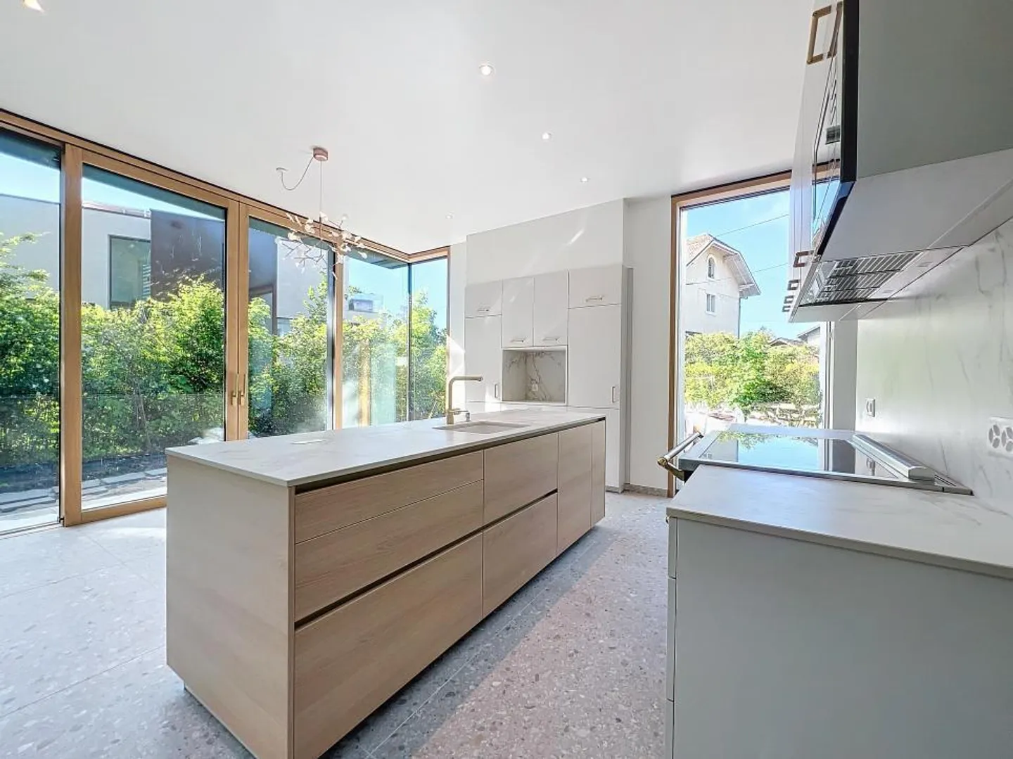 Beautifully Fully Renovated Townhouse - Photo 4 of 13