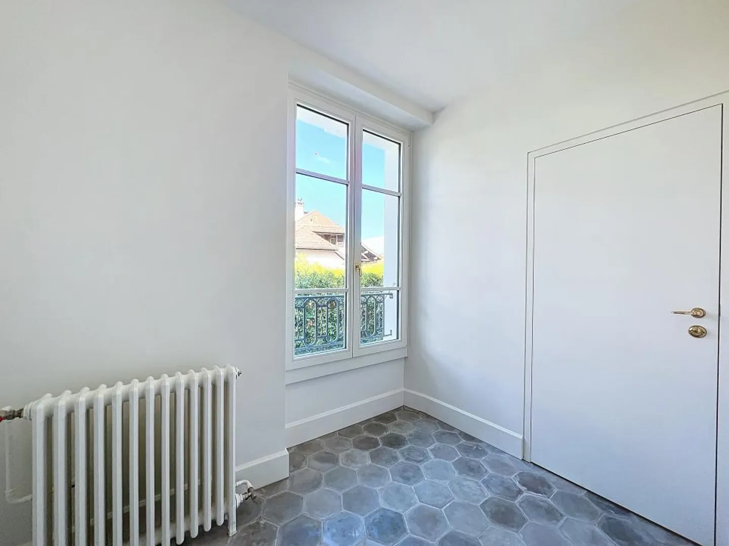 Beautifully Fully Renovated Townhouse - Photo 5 of 13