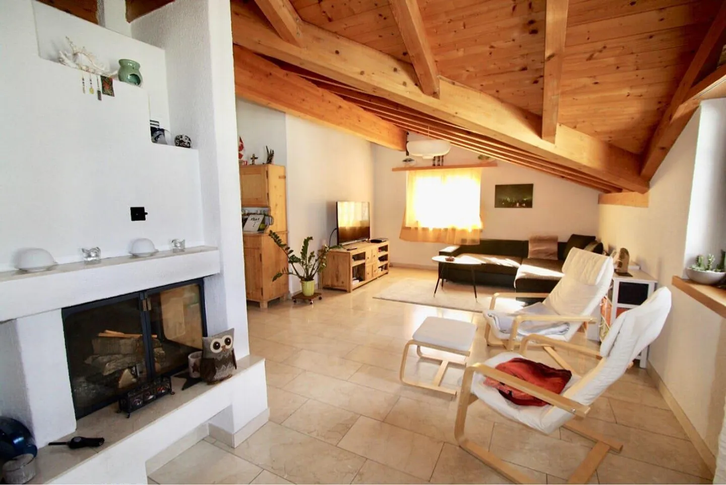 Incantevole appartamento mansardato di 3,5 locali con camino e balcone - Foto 1 di 11