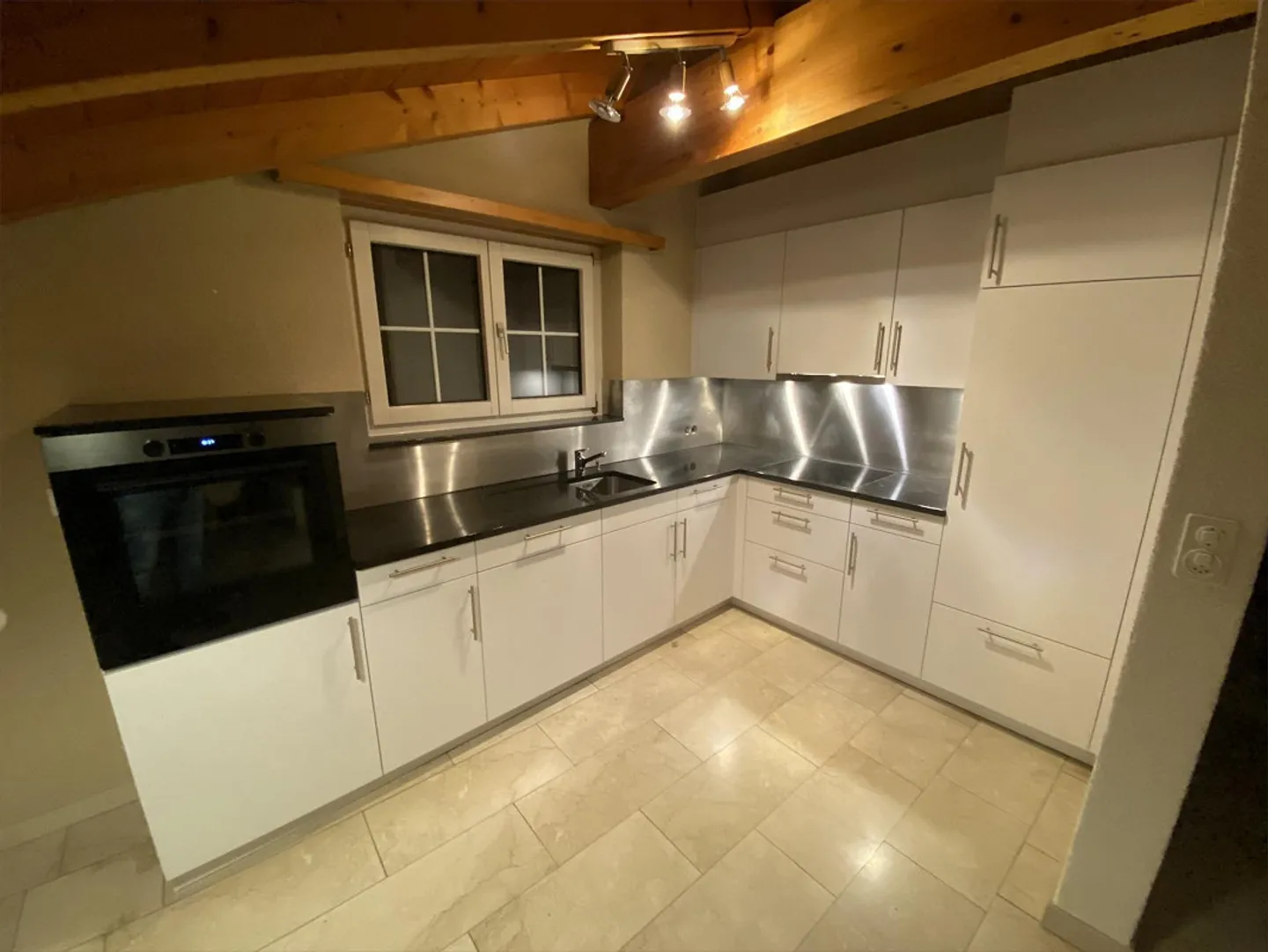 Incantevole appartamento mansardato di 3,5 locali con camino e balcone - Foto 10 di 11