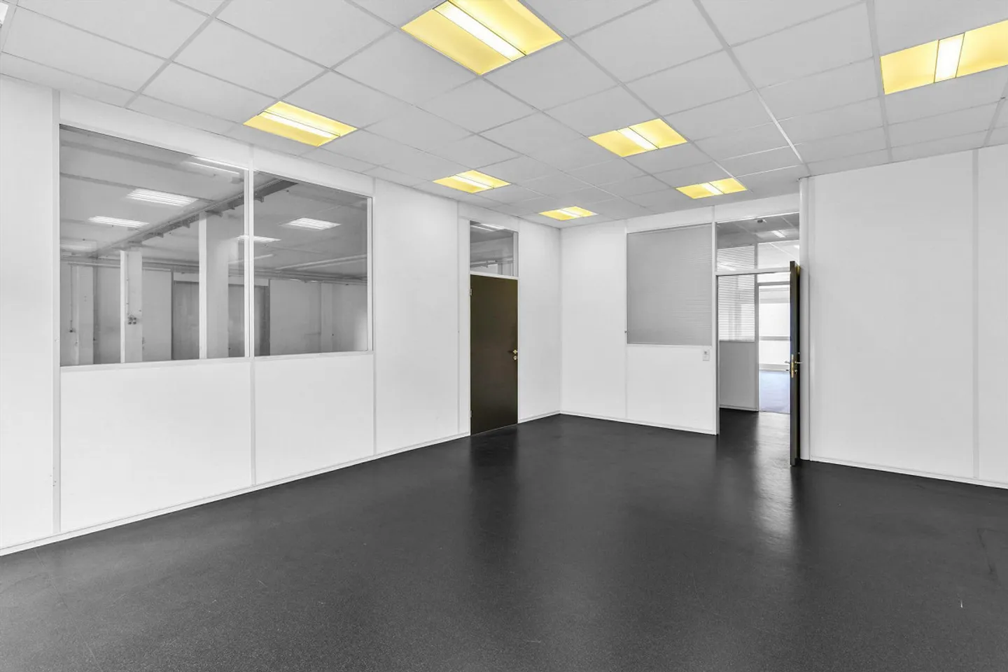 Bureaux, laboratoires et espaces commerciaux lucratifs à louer - Photo 1 sur 13