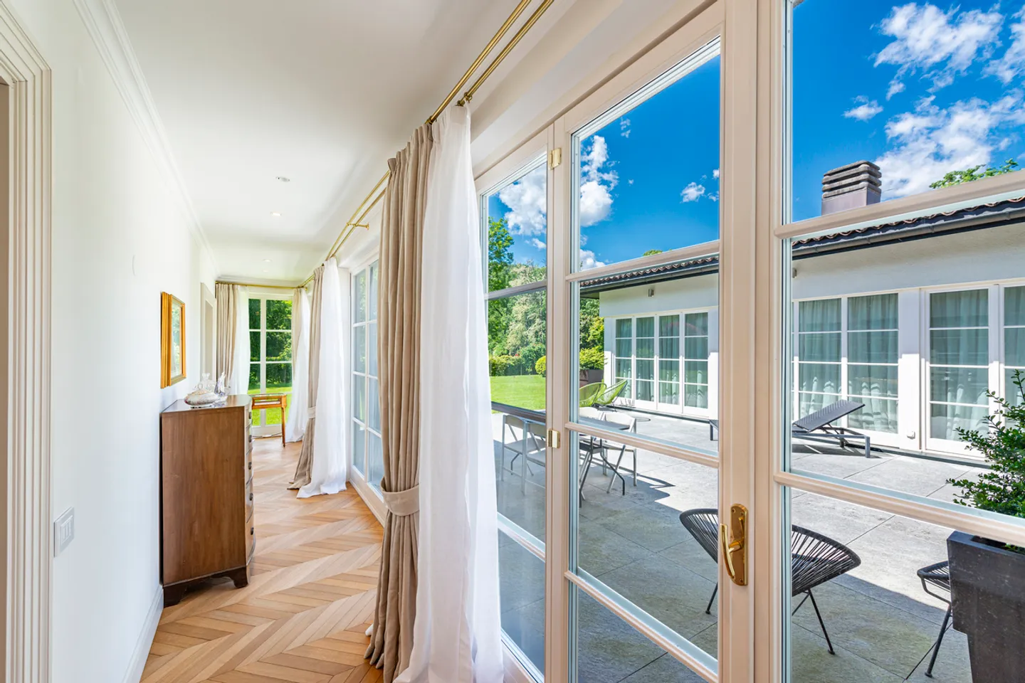 Elegante Villa mit Pool, umgeben von Grün - Foto 14 von 21