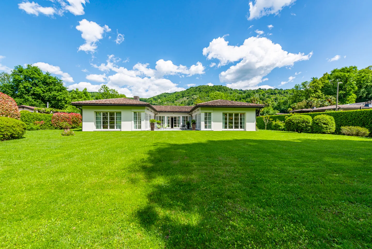 Elegante Villa mit Pool, umgeben von Grün - Foto 2 von 21