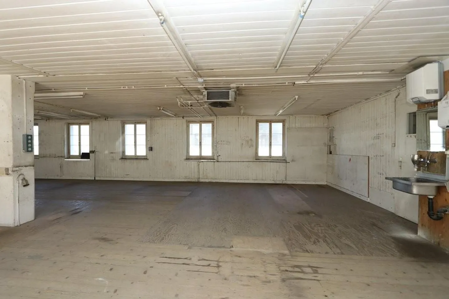 Espace commercial spacieux à louer - Photo 2 sur 6