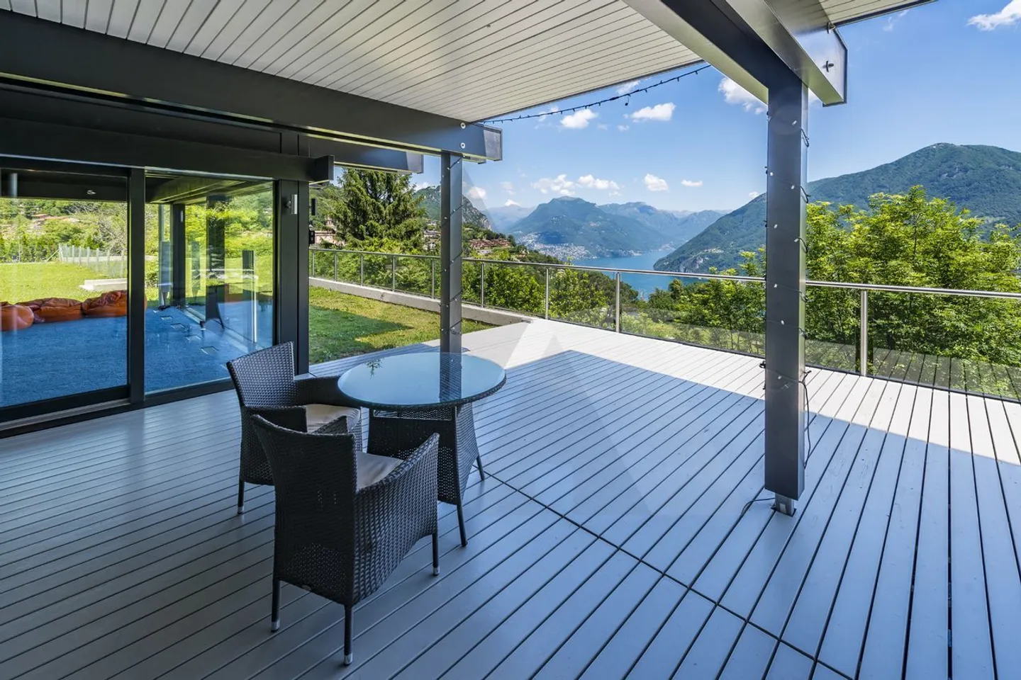 Villa moderne avec vue sur le lac - Photo 3 sur 15