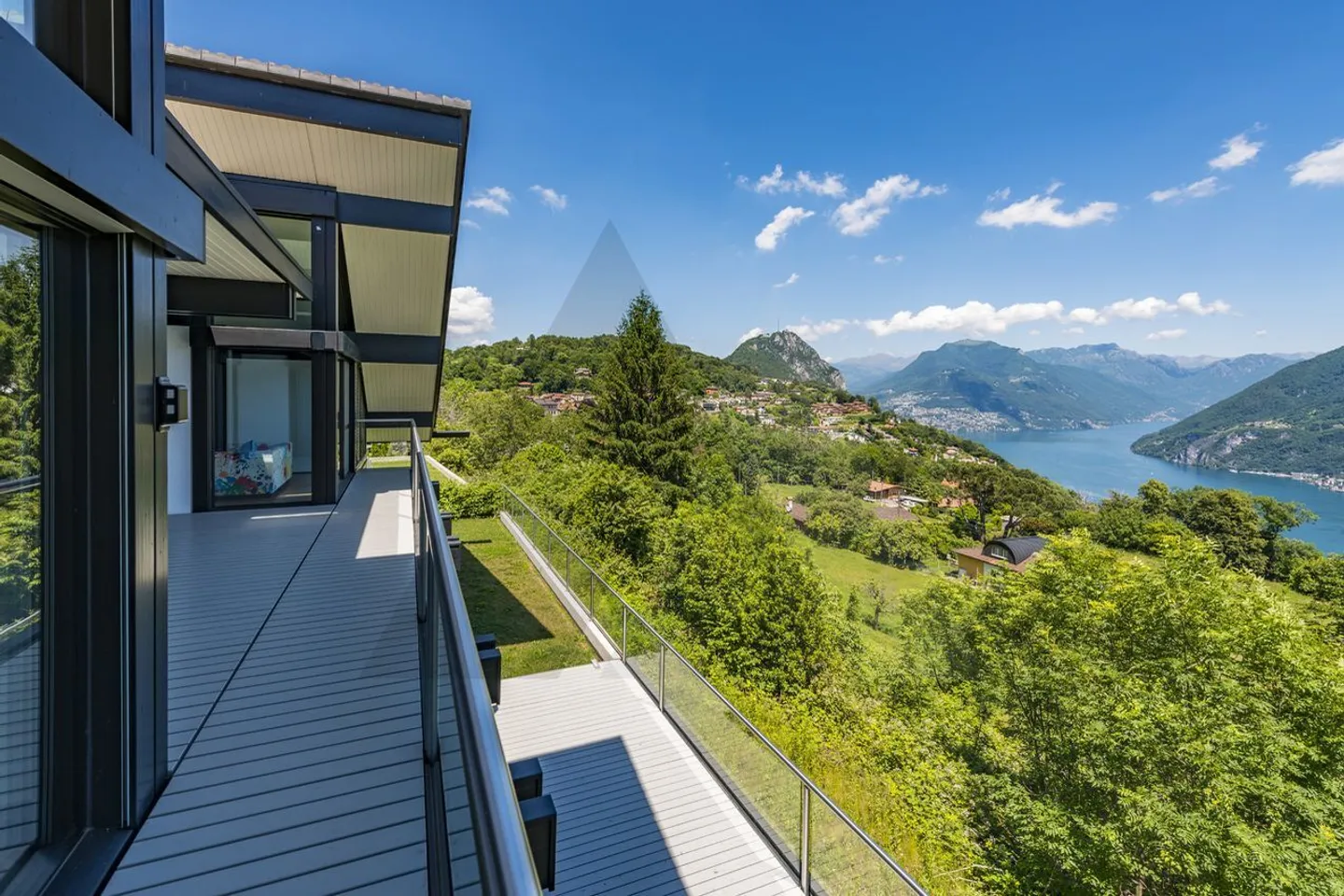 Villa moderne avec vue sur le lac - Photo 4 sur 15