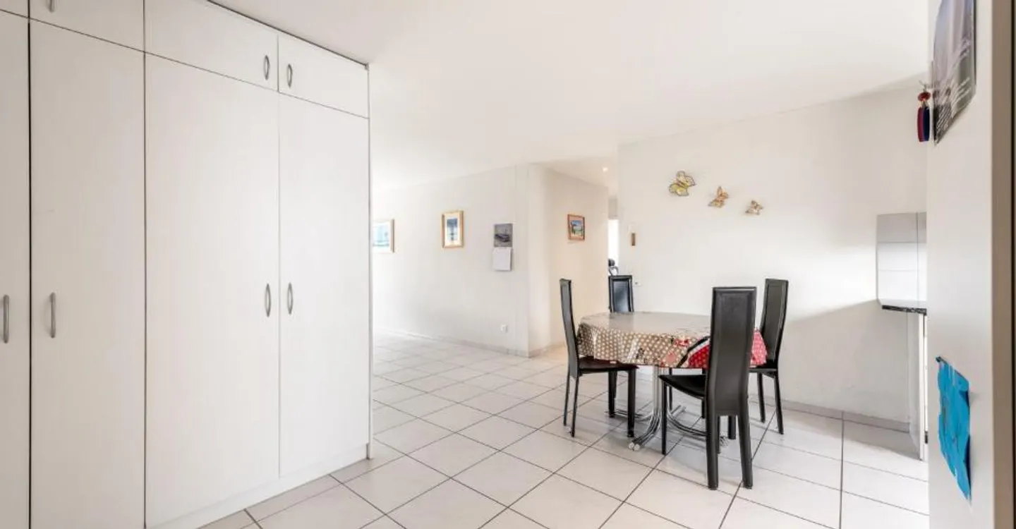 Spazioso appartamento di 4.5 locali con balcone soleggiato - Foto 2 di 12