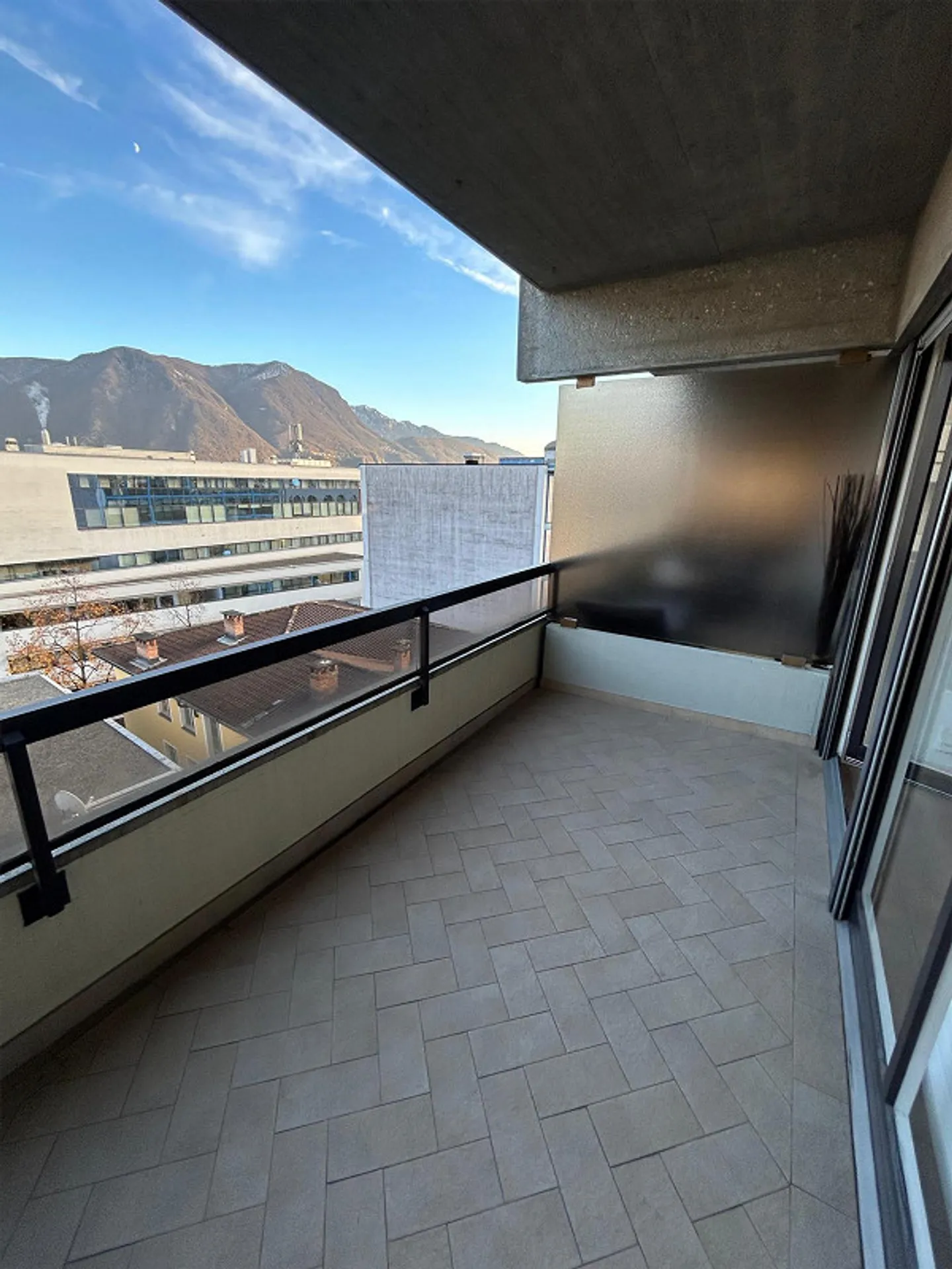 Bright studio on the 4th floor in the city center - Photo 2 of 9