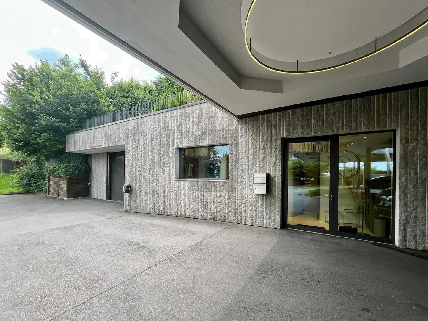 DI FRONTE ALL'INGRESSO DI UN HOTEL 5* - Foto 1 di 6