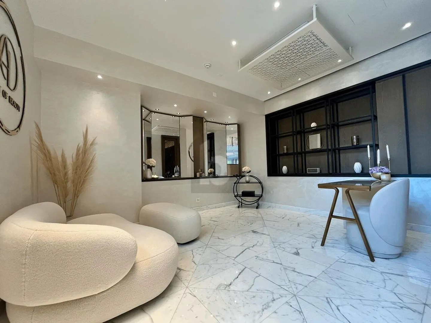 DI FRONTE ALL'INGRESSO DI UN HOTEL 5* - Foto 2 di 6