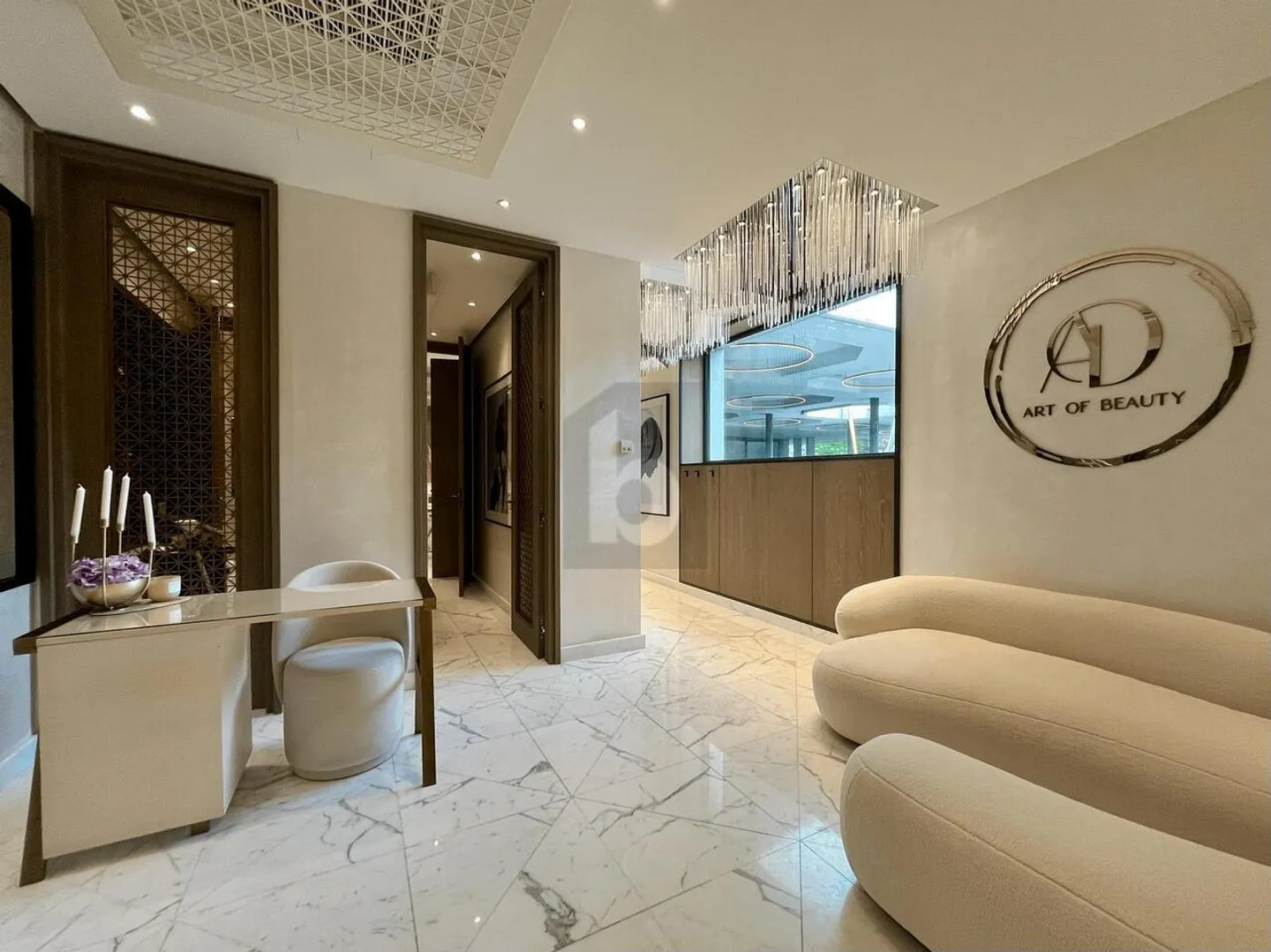 DI FRONTE ALL'INGRESSO DI UN HOTEL 5* - Foto 3 di 6