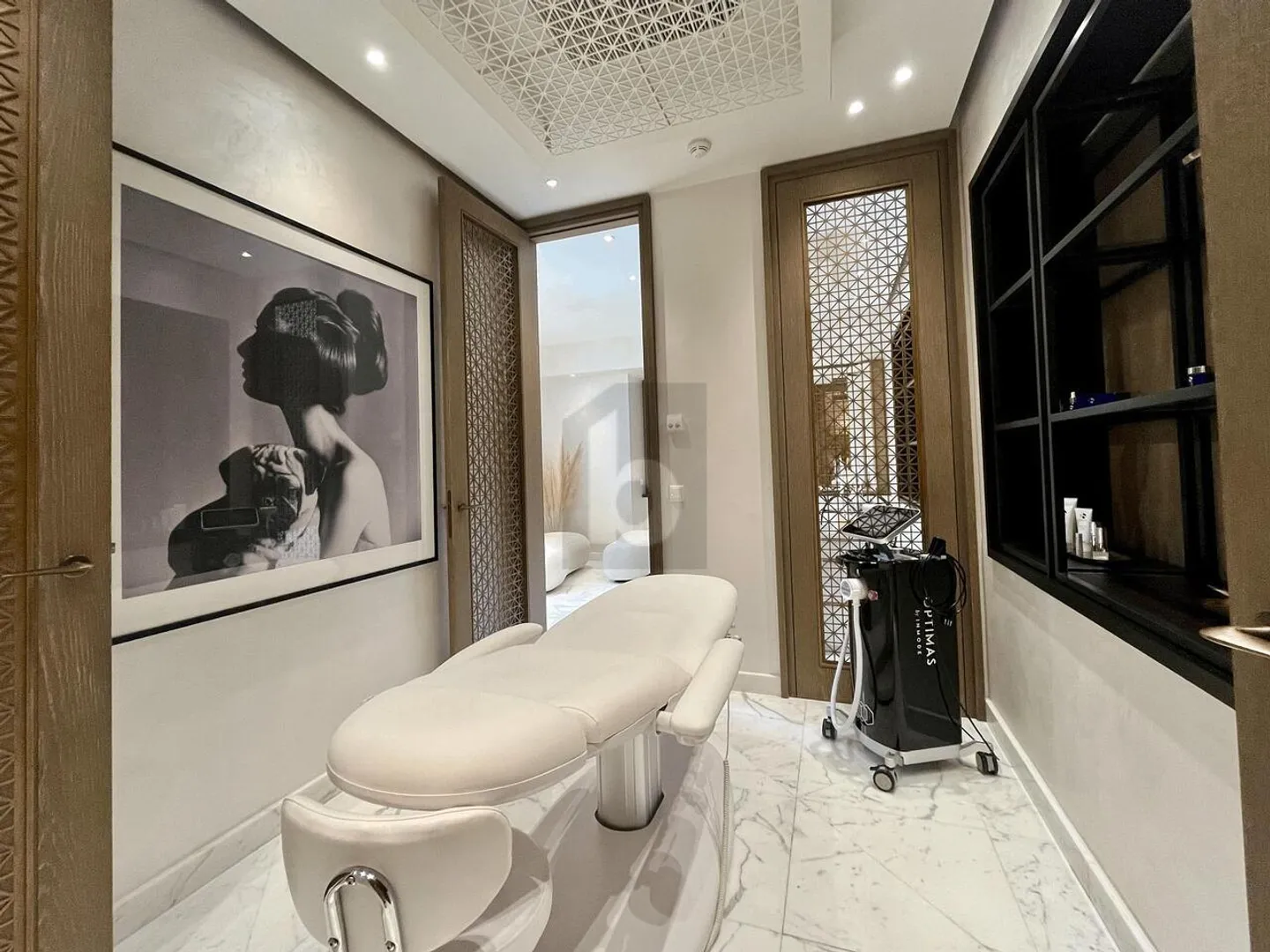 DI FRONTE ALL'INGRESSO DI UN HOTEL 5* - Foto 4 di 6