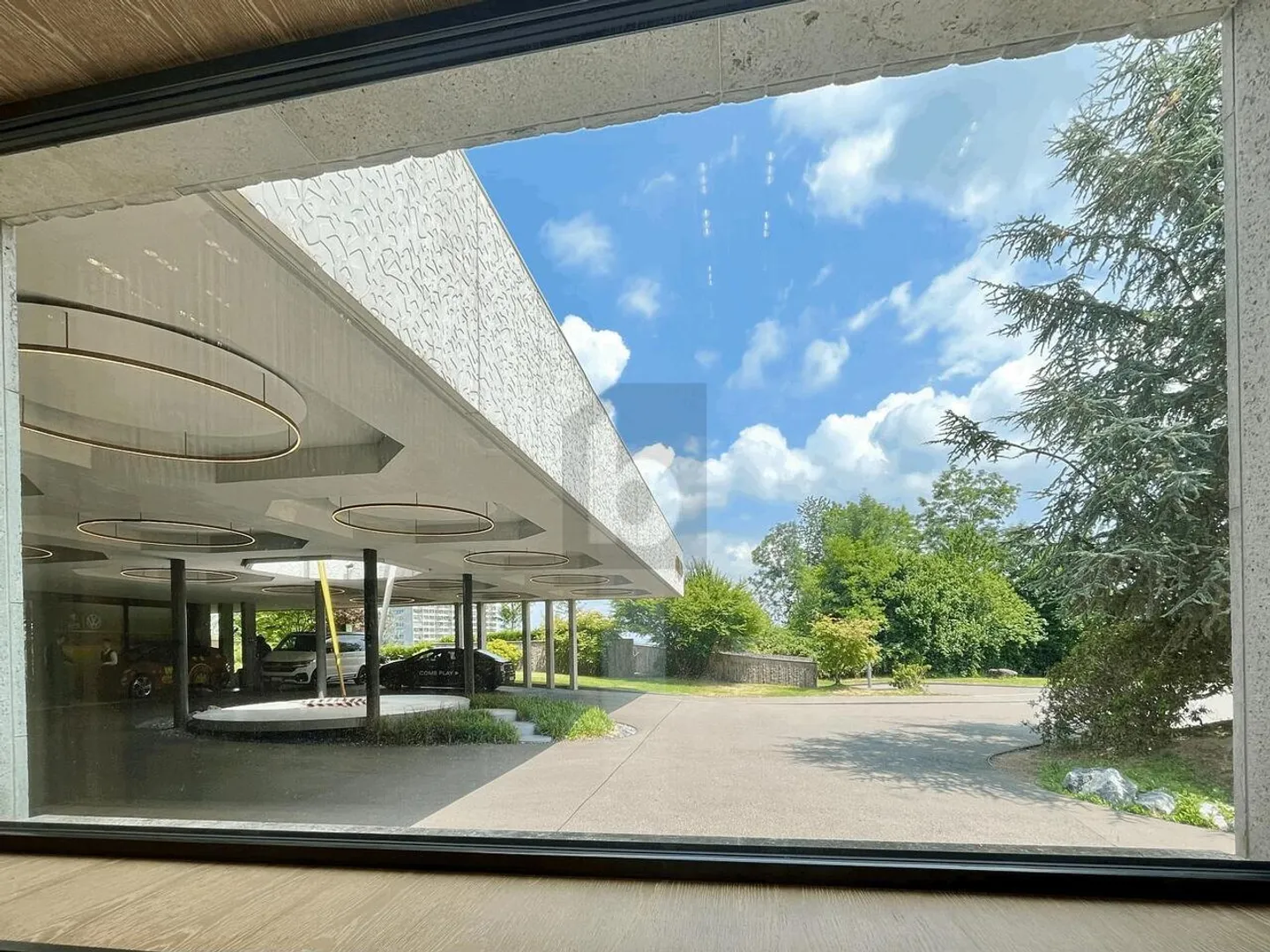 DI FRONTE ALL'INGRESSO DI UN HOTEL 5* - Foto 5 di 6