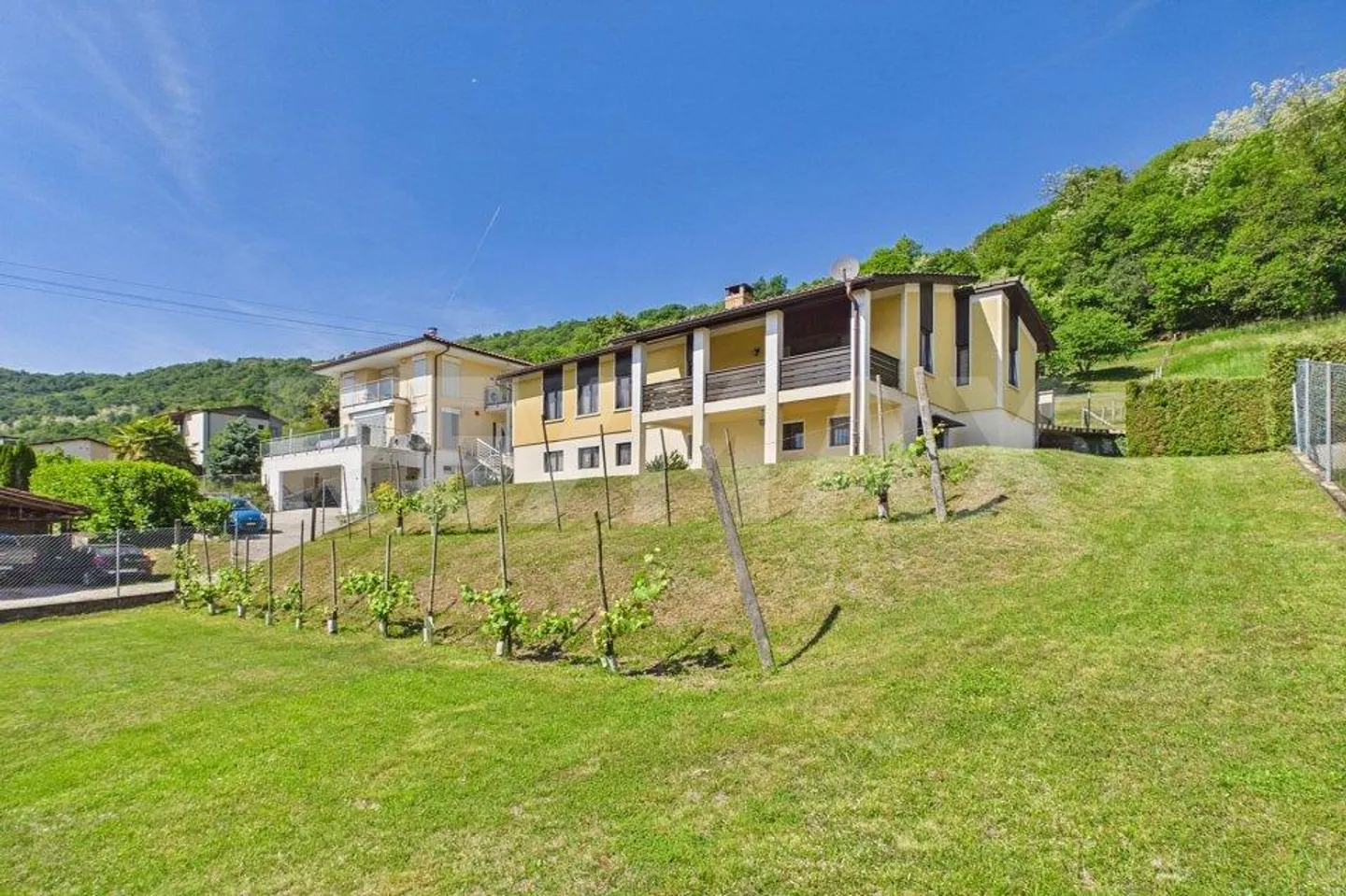 Zu verkaufen in Sessa: Freistehendes Haus mit großem Baugrundstück - Foto 1 von 13