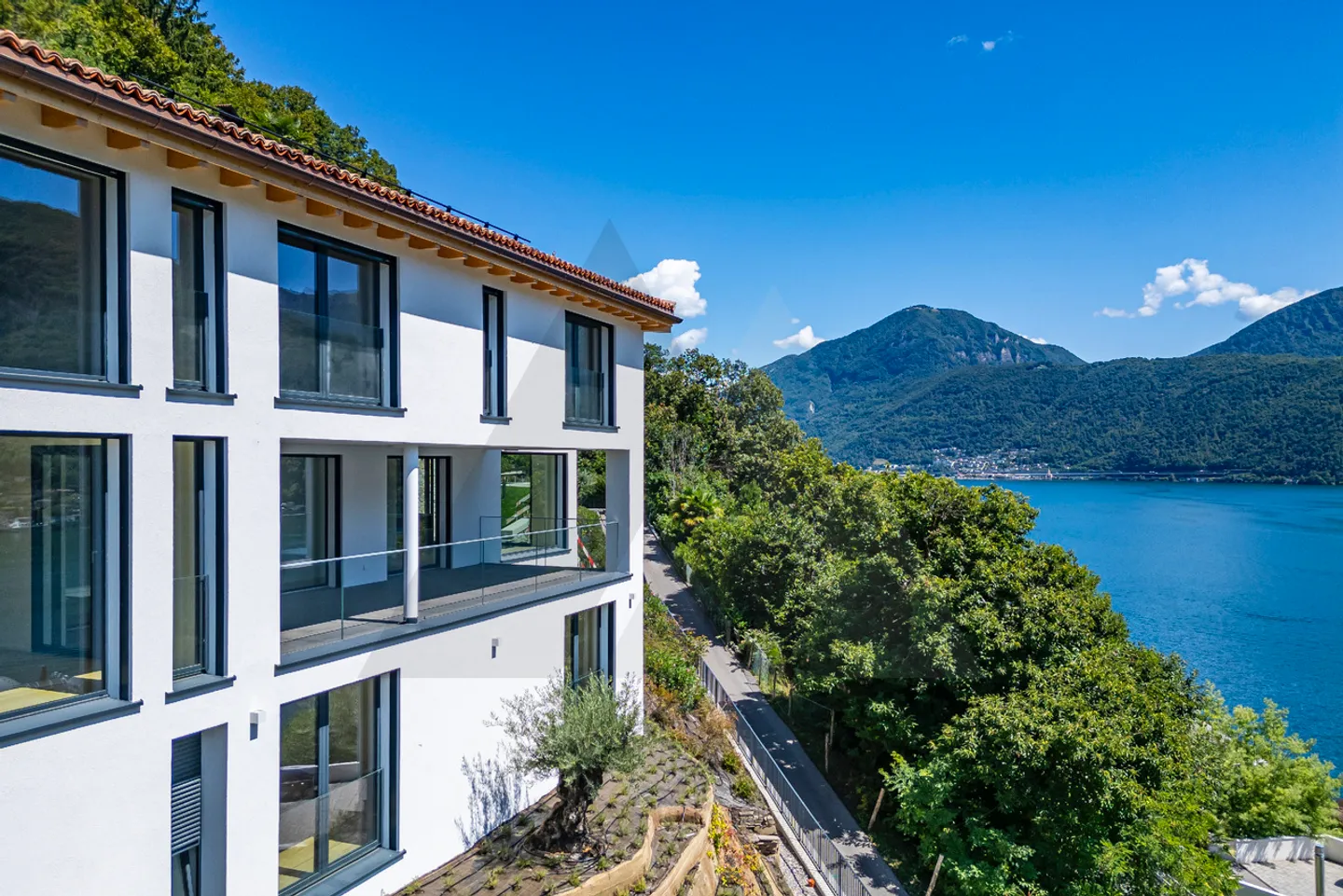 Moderne Villa mit Seeblick - Foto 1 von 15