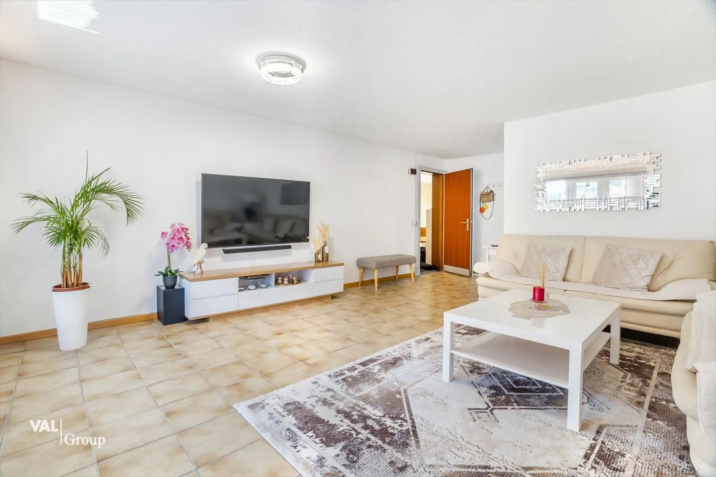 Appartamento soleggiato di 4,5 locali con due garage in una posizione tranquilla a Steg - Foto 1 di 13
