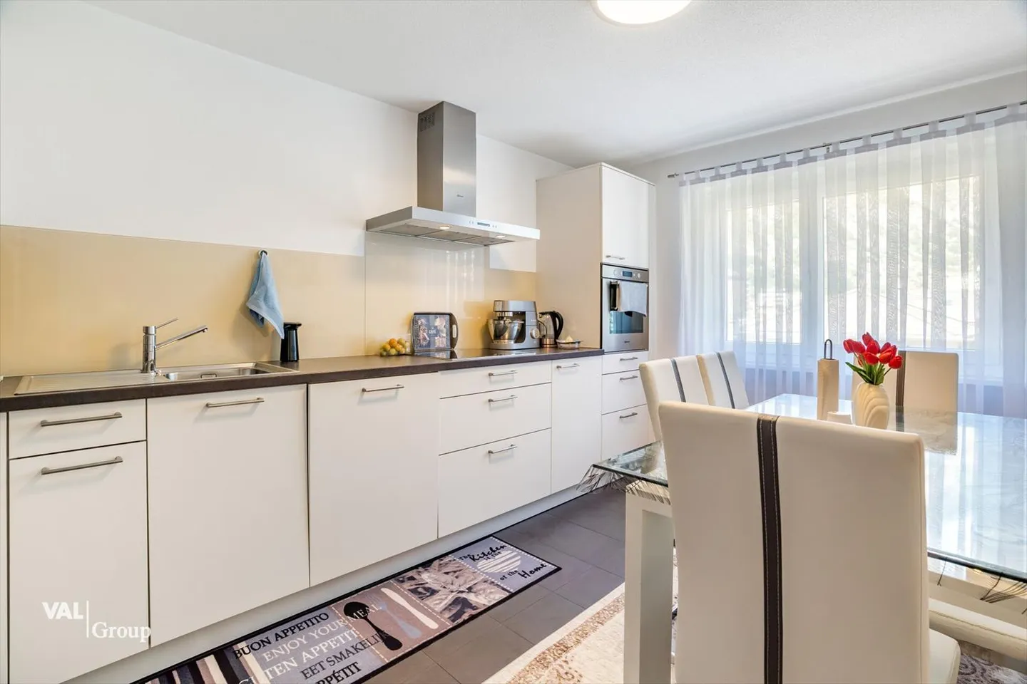 Appartamento soleggiato di 4,5 locali con due garage in una posizione tranquilla a Steg - Foto 3 di 13