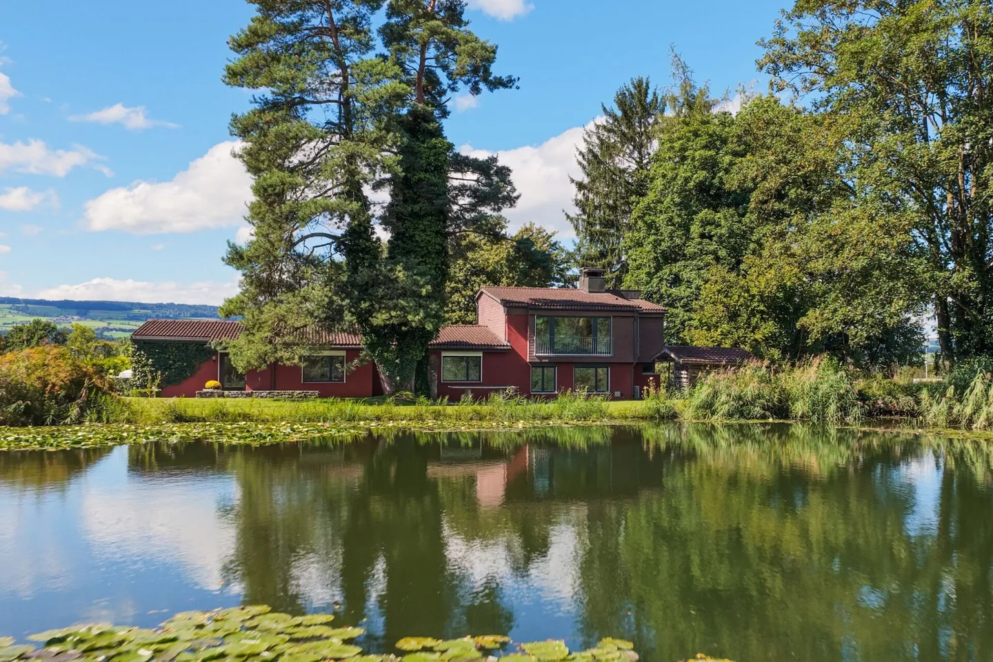 Between Zug and Zurich: Villa for free spirits and life artists on 10,000 m² - Photo 2 of 19