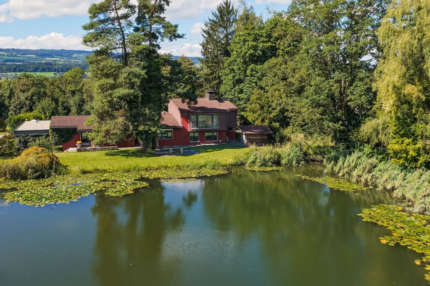 Between Zug and Zurich: Villa for free spirits and life artists on 10,000 m² - Photo 3 of 19