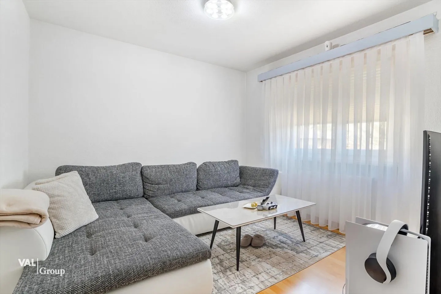 Appartamento soleggiato di 4,5 locali con due garage in una posizione tranquilla a Steg - Foto 9 di 13