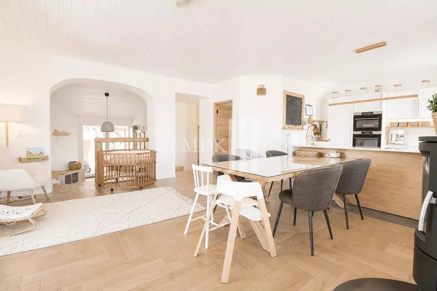 Charming renovated house with a view of Lake Geneva - Photo 2 of 13