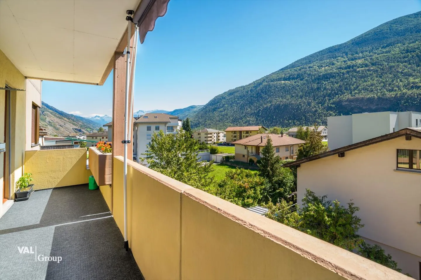 Appartamento soleggiato di 4,5 locali con due garage in una posizione tranquilla a Steg - Foto 11 di 13