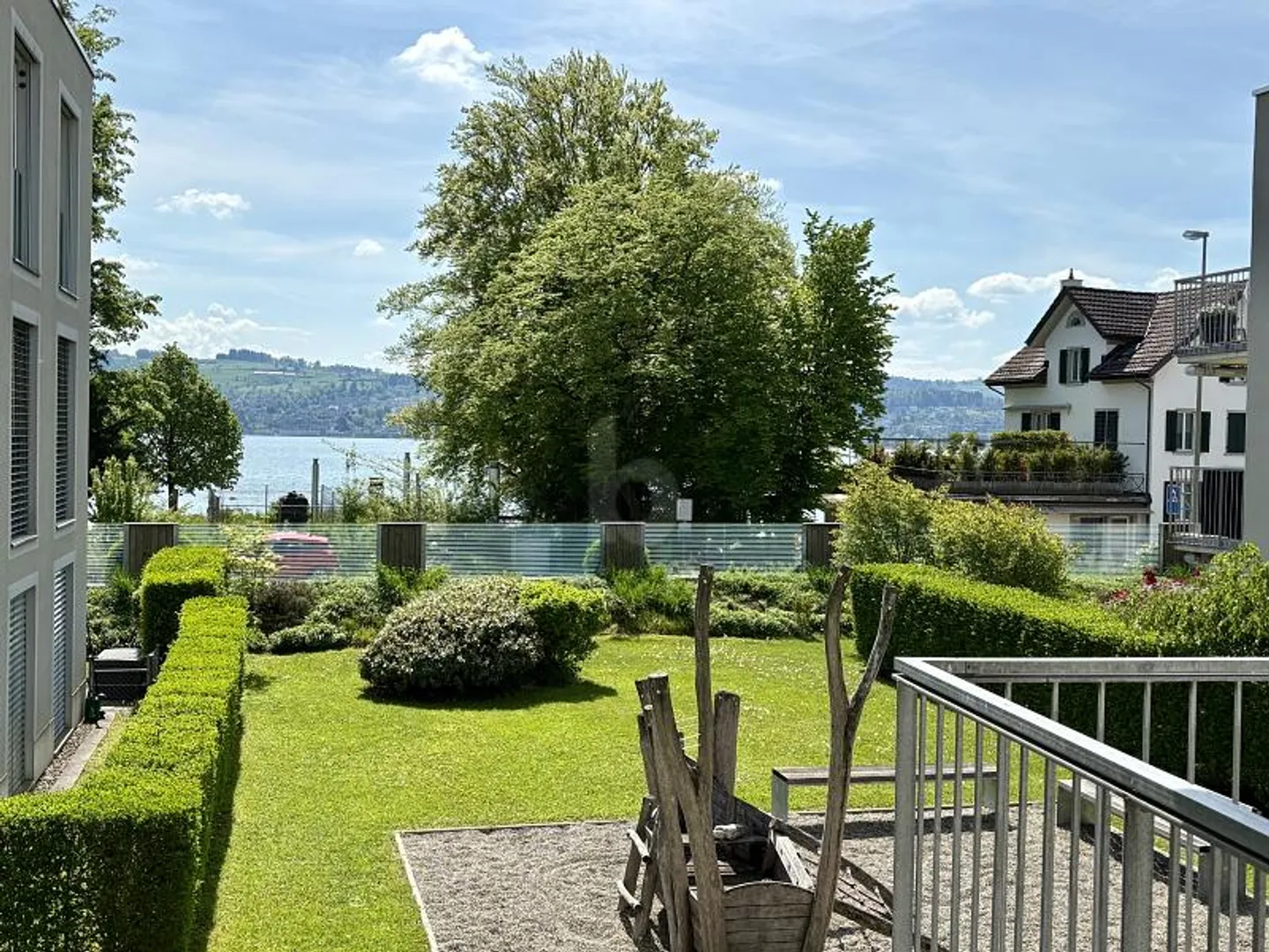 MODERNO, CENTRALE E CON VISTA SUL LAGO - Foto 1 di 6