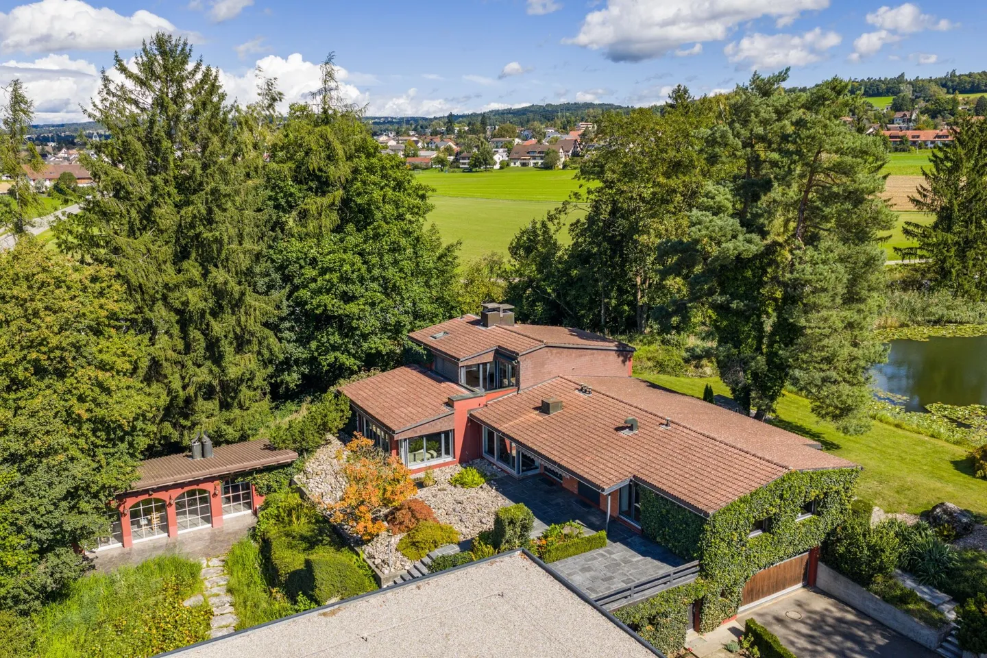 Between Zug and Zurich: Villa for free spirits and life artists on 10,000 m² - Photo 12 of 19