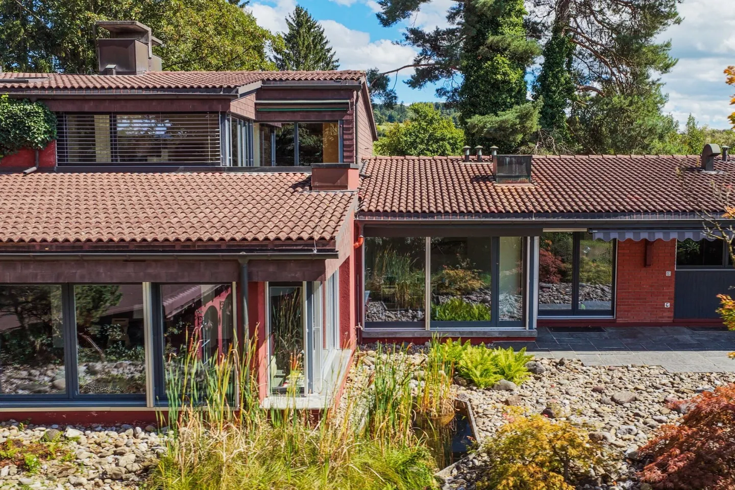 Between Zug and Zurich: Villa for free spirits and life artists on 10,000 m² - Photo 14 of 19