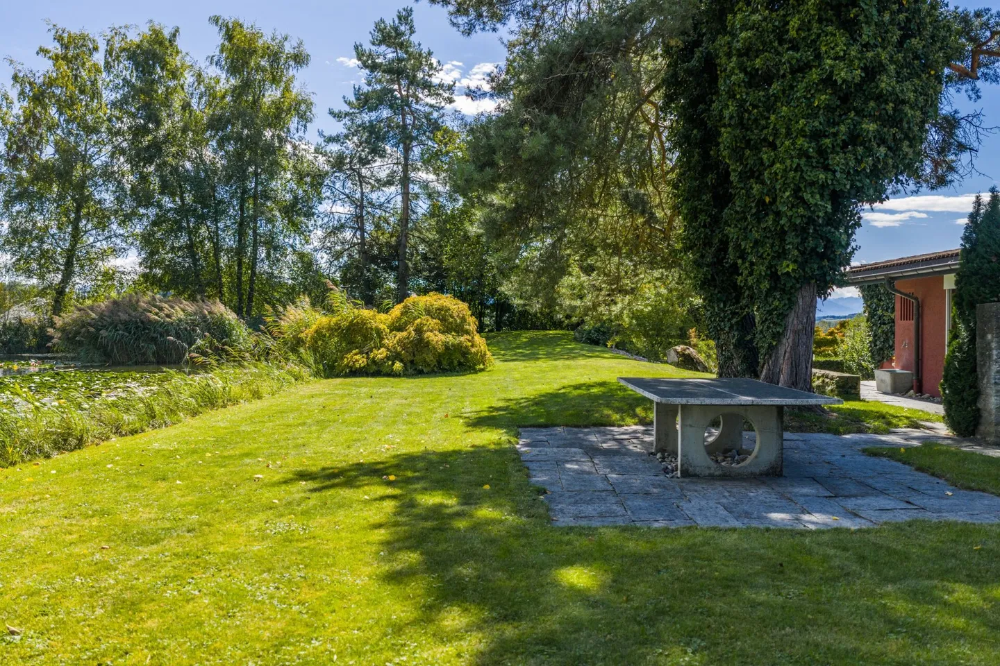 Between Zug and Zurich: Villa for free spirits and life artists on 10,000 m² - Photo 10 of 19