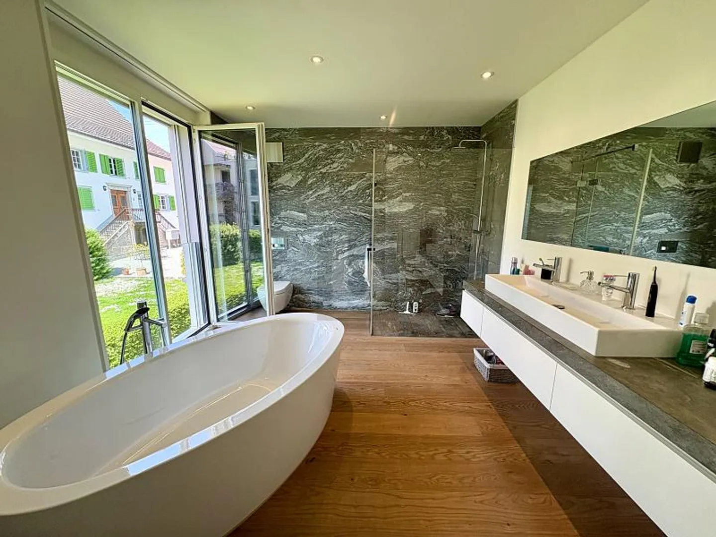 MODERNO, CENTRALE E CON VISTA SUL LAGO - Foto 4 di 6