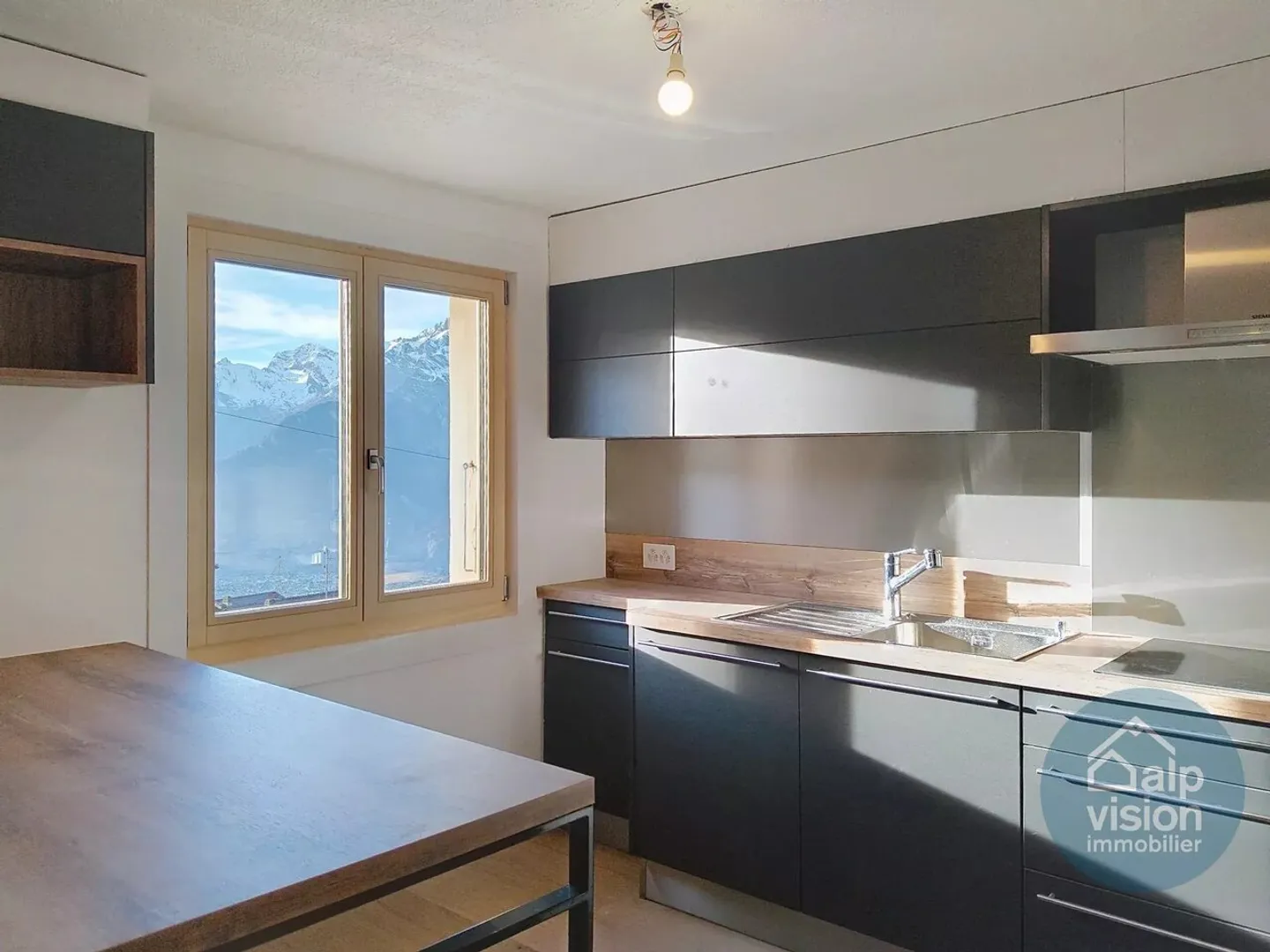 Charming 4.5 Room Apartment Renovated - Photo 2 of 13