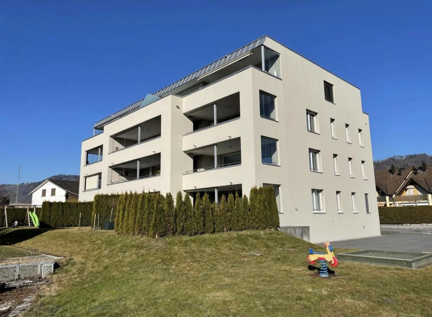 Appartement 2,5 pièces avec terrasse et part de surface gazonnée - Photo 1 sur 11