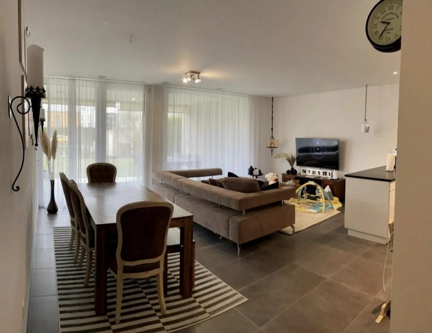 Appartement 2,5 pièces avec terrasse et part de surface gazonnée - Photo 2 sur 11