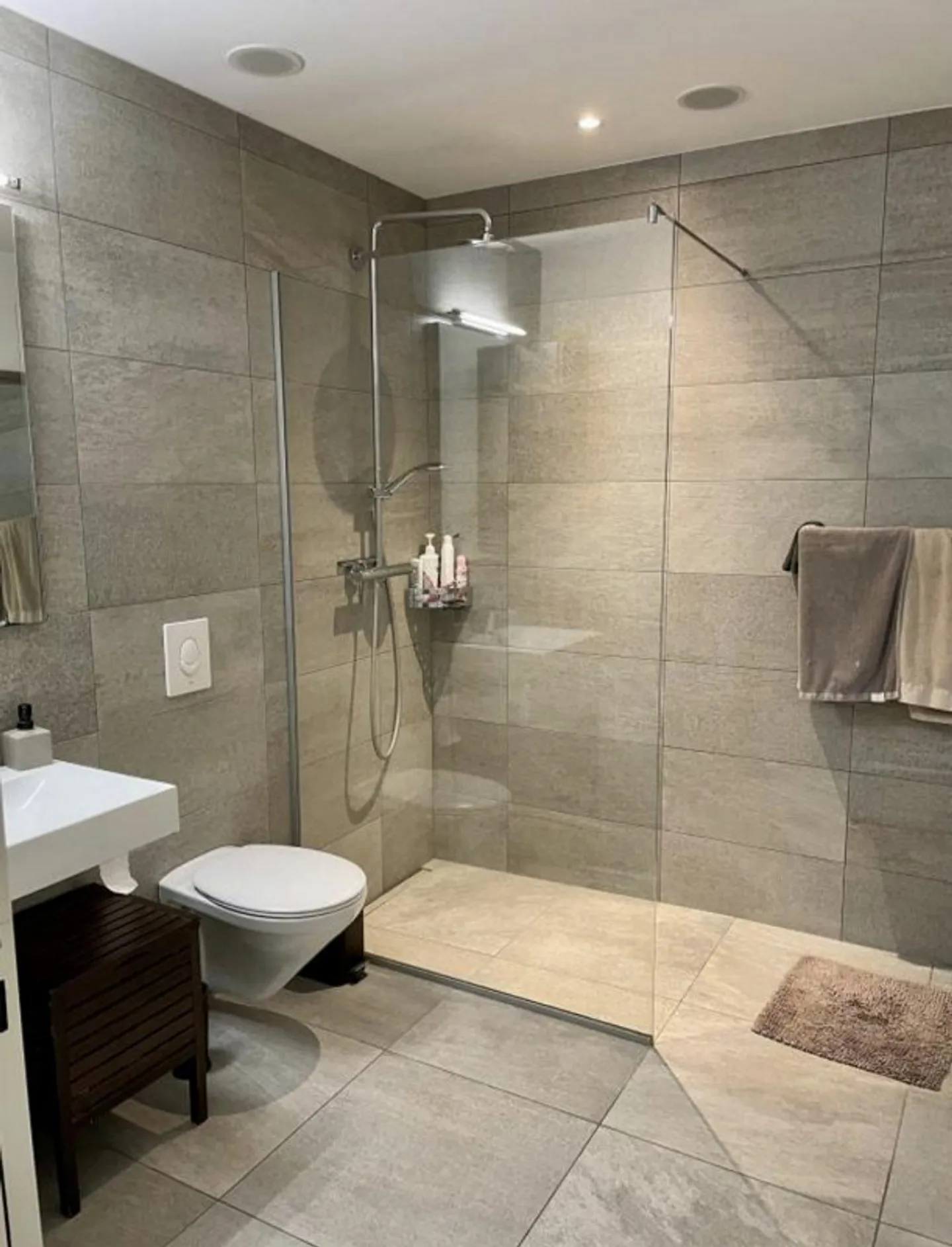 Appartement 2,5 pièces avec terrasse et part de surface gazonnée - Photo 5 sur 11